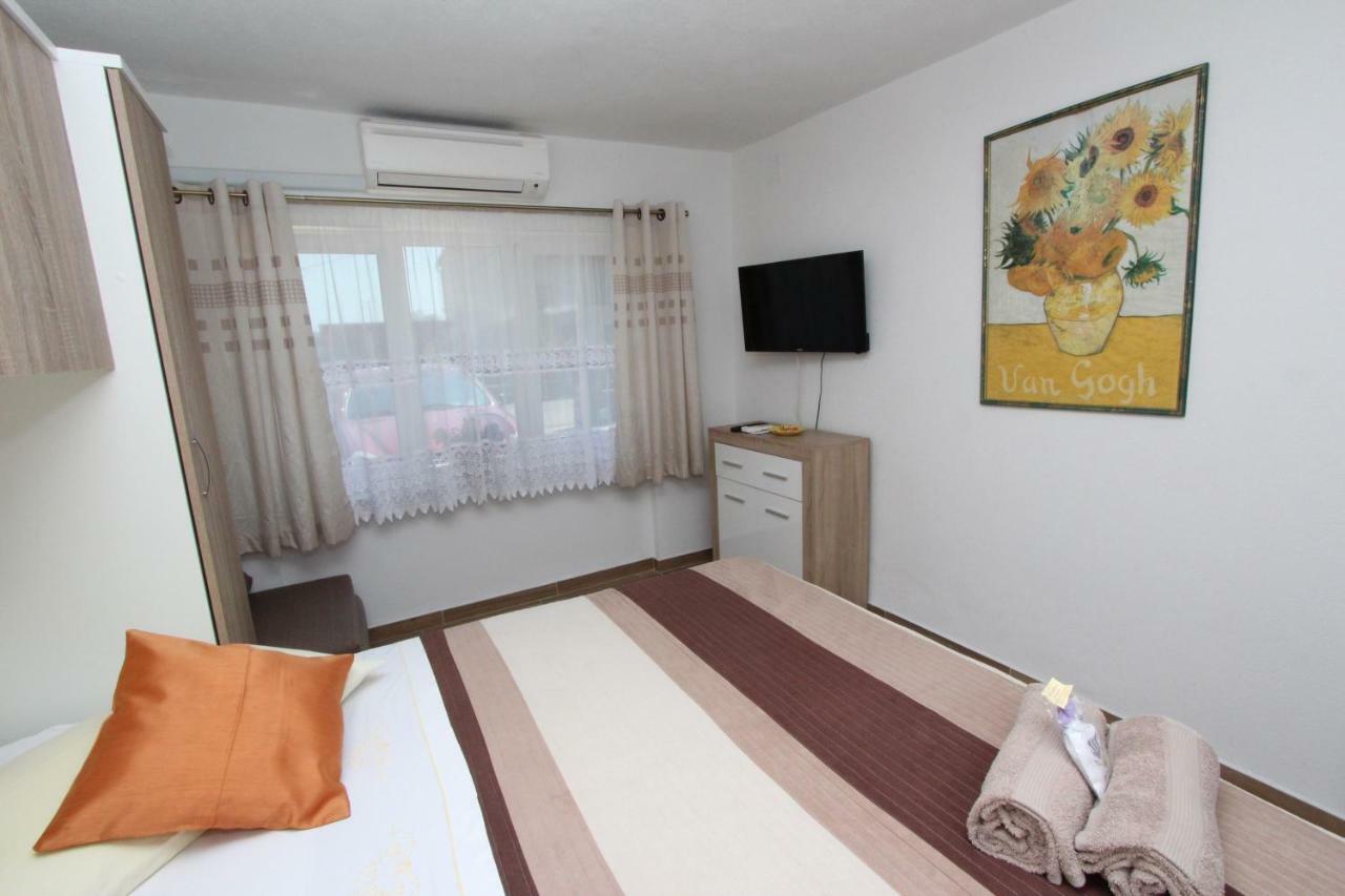 Rooms And Apartment Pina โรวีน ภายนอก รูปภาพ