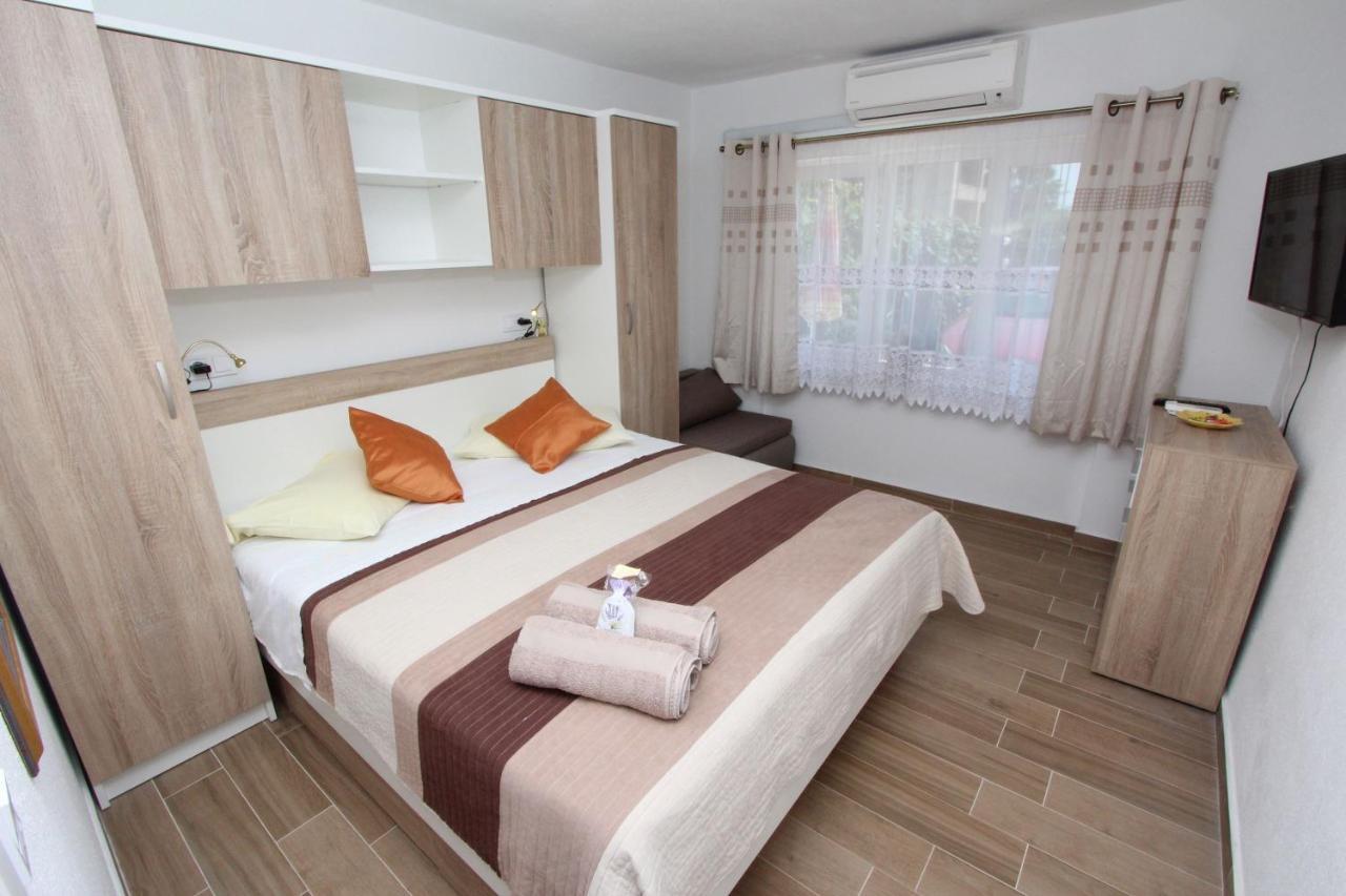 Rooms And Apartment Pina โรวีน ภายนอก รูปภาพ